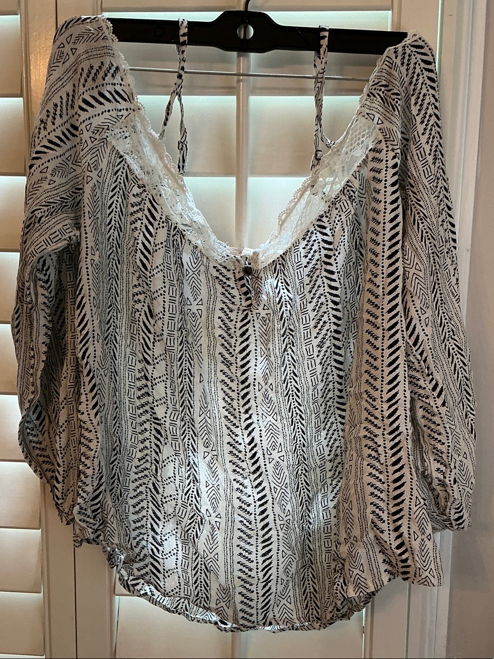 Rewind Black and White Lace-Trim Peasant Tunic